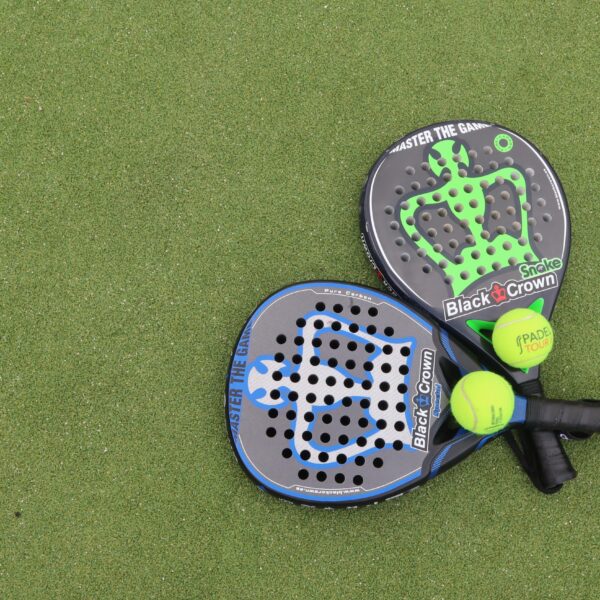 2 padel rackets and 2 balls